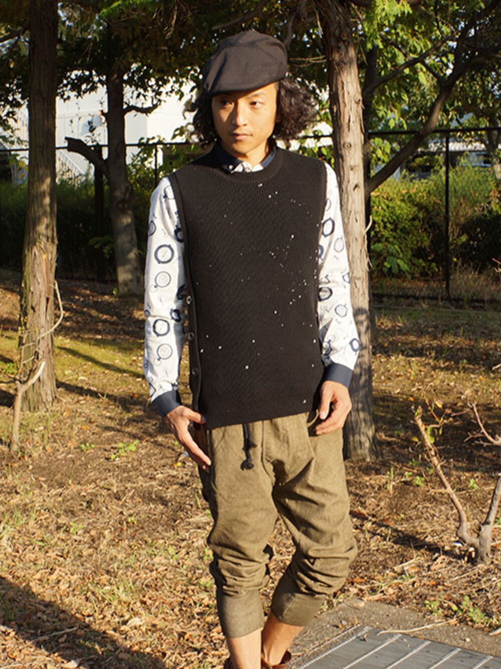 「＃シャツ、 #キャスケット、#時計、#ニットベスト、 #ジョガー、 #ペイント」｜「cielB　ペイント入りニットベスト（ベスト、ブラック系）」を使った、ベッキーさん（メンズ・170cm）の冬コーディネートの1枚目の写真