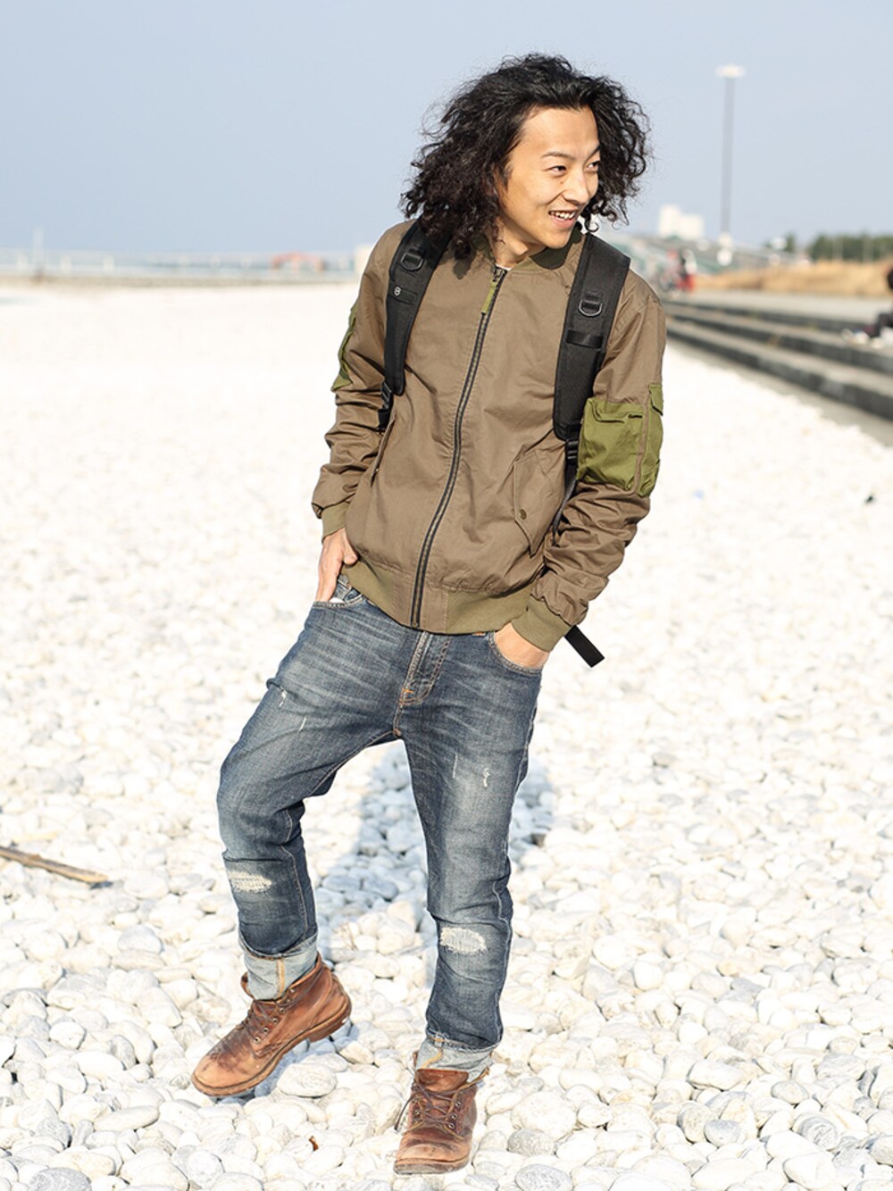 「カジュアル、ジーンズ、MA-1、Nudie jeans、パーマ、victorinox」｜「メンズ MA-1（ミリタリージャケット、グリーン系）」を使った、ベッキーさん（メンズ・170cm）の冬コーディネートの1枚目の写真