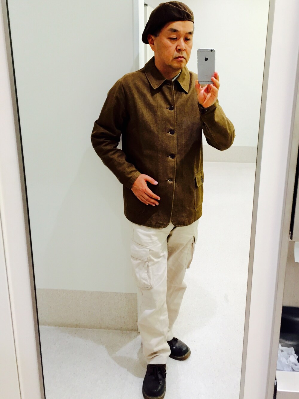 「カーゴパンツ、ワークジャケット、ワークブーツ、キャスケット」｜「VETRAのアイテム（その他アウター、ブラウン系）」を使った、でゑさん（メンズ・175cm）の秋コーディネートの1枚目の写真