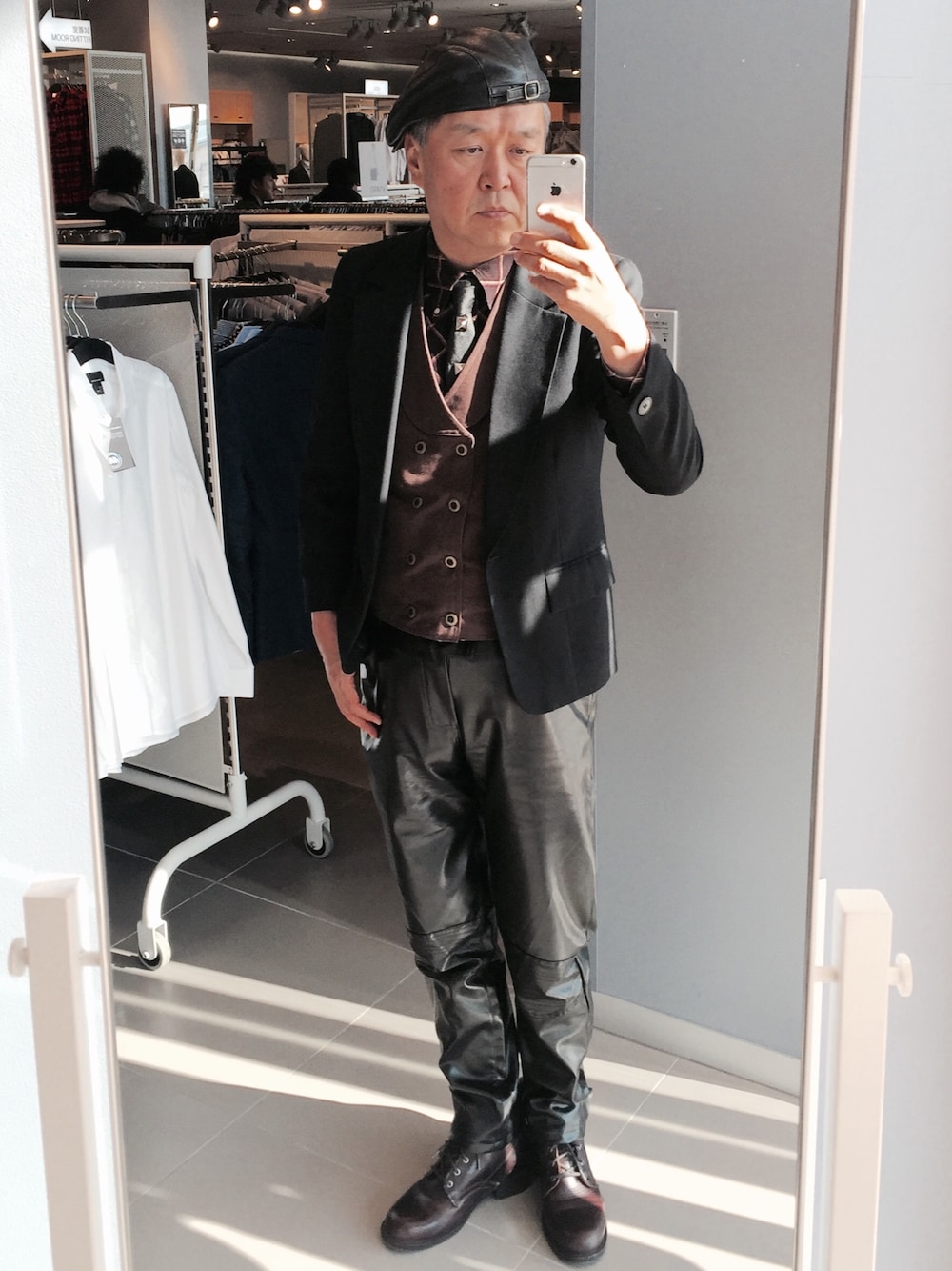 ブラック系のテーラードジャケット、ブラック系のネクタイを着用したメンズの冬コーディネートの1枚目の写真