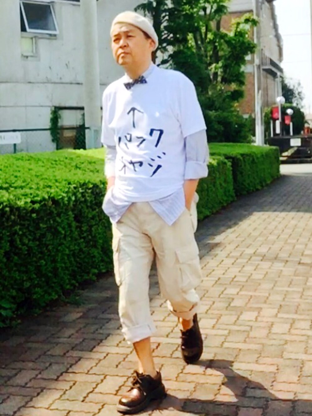 「トラッド、蝶ネクタイ、パンク、ブーツ、カーゴ」｜「オリジナルパンクオヤジTシャツのアイテム（Tシャツ/カットソー、ホワイト系）」を使った、でゑさん（メンズ・175cm）の春コーディネートの1枚目の写真