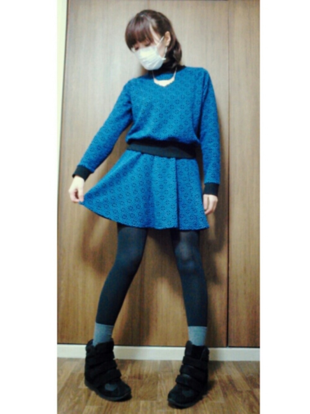 ブルー系のその他を着用したレディースの冬コーディネートの1枚目の写真