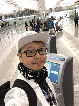 「IZZUE（イズゥー）のアイテム（帽子）」を使った、Sam Wongさん（メンズ・175cm）の夏コーディネート