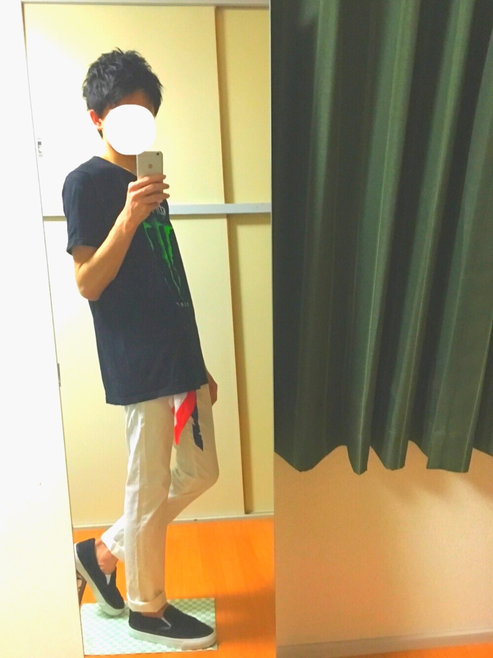 「Tシャツ、ビッグT、MONSTER、黒、白パンツ、UNIQLO、イメチェン」｜「MONSTERのアイテム（Tシャツ/カットソー、ブラック系）」を使った、竜太郎さん（メンズ・178cm）の春コーディネートの1枚目の写真