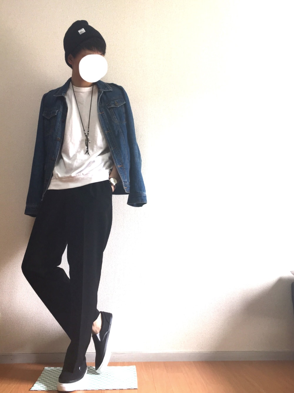 「シンプルコーデ、ブラック、肩掛けカーデ、アンクルパンツ、ワイドパンツ」｜「no brandのアイテム（ニットキャップ/ビーニー、ブラック系）」を使った、竜太郎さん（メンズ・178cm）の春コーディネートの1枚目の写真