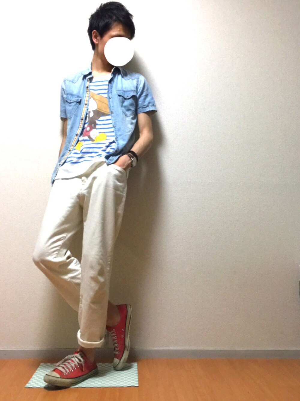 「シンプル、ロールアップ、さわやか、暑い、赤コンバース、ボーダー、ミッキー、converse」｜「KINGLY MASKの購入場所 KINGLY MASK（シャツ/ブラウス、ブルー系）」を使った、竜太郎さん（メンズ・178cm）の春コーディネートの1枚目の写真