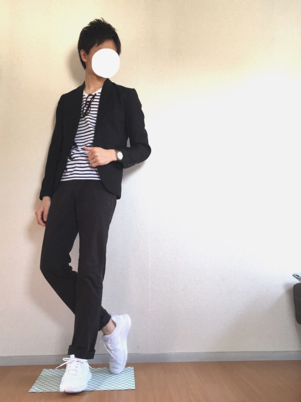 ブラック系のテーラードジャケット、ホワイト系のTシャツ/カットソー、ブラック系のその他パンツを着用したメンズの春コーディネートの1枚目の写真