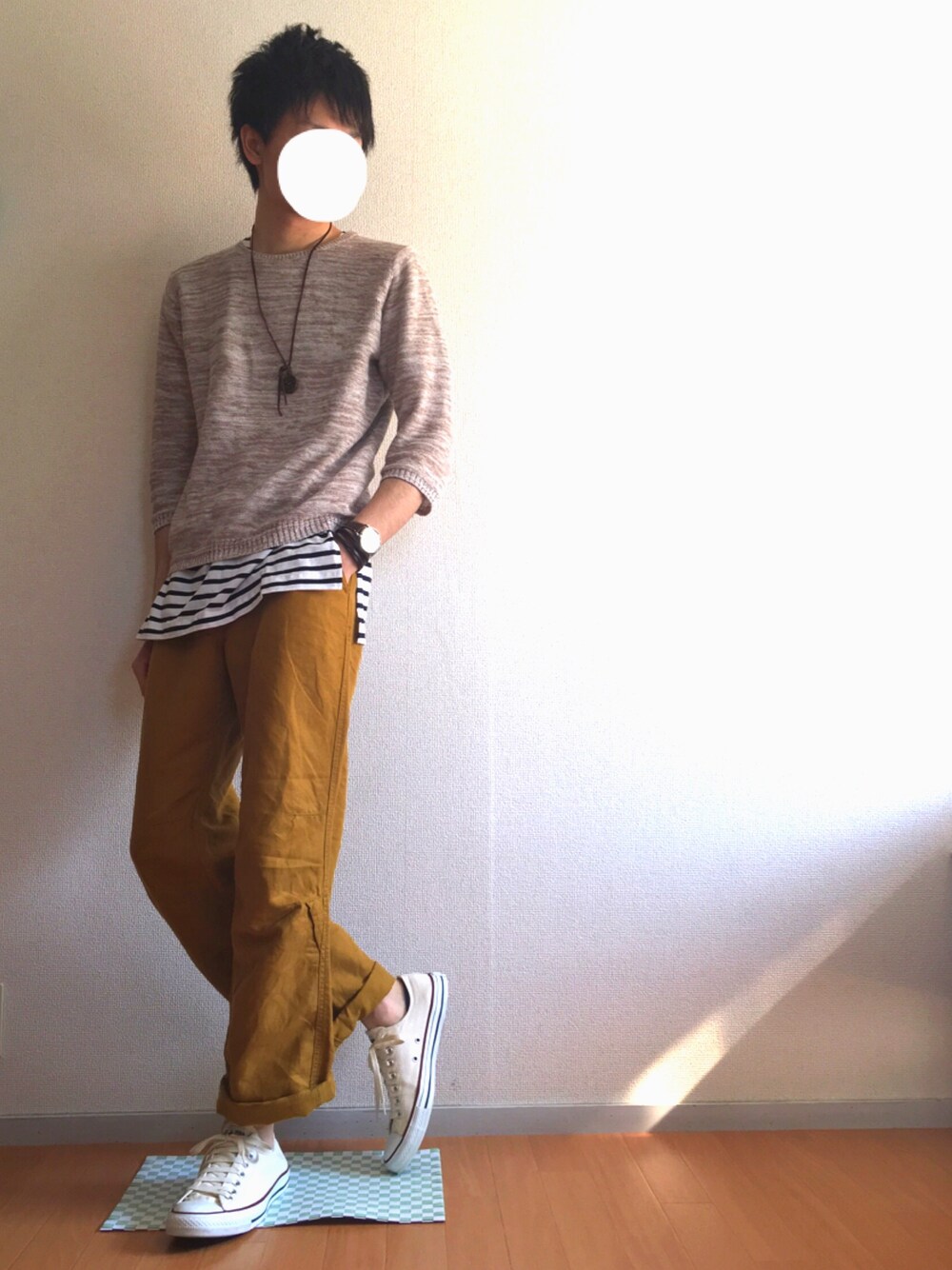 ベージュ系のニット/セーター、その他のTシャツ/カットソー、イエロー系のその他パンツを着用したメンズの春コーディネートの1枚目の写真