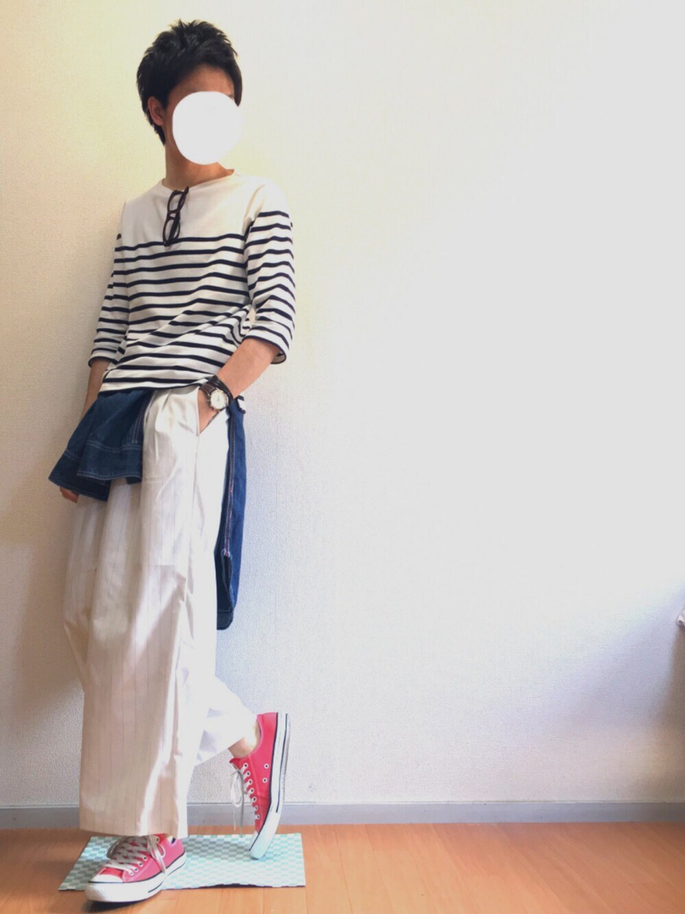 「夏、ラフ、コンバース、スニーカー、ワイドパンツ、ボーダー」｜「GUのアイテム（Tシャツ/カットソー、ホワイト系）」を使った、竜太郎さん（メンズ・178cm）の春コーディネートの1枚目の写真