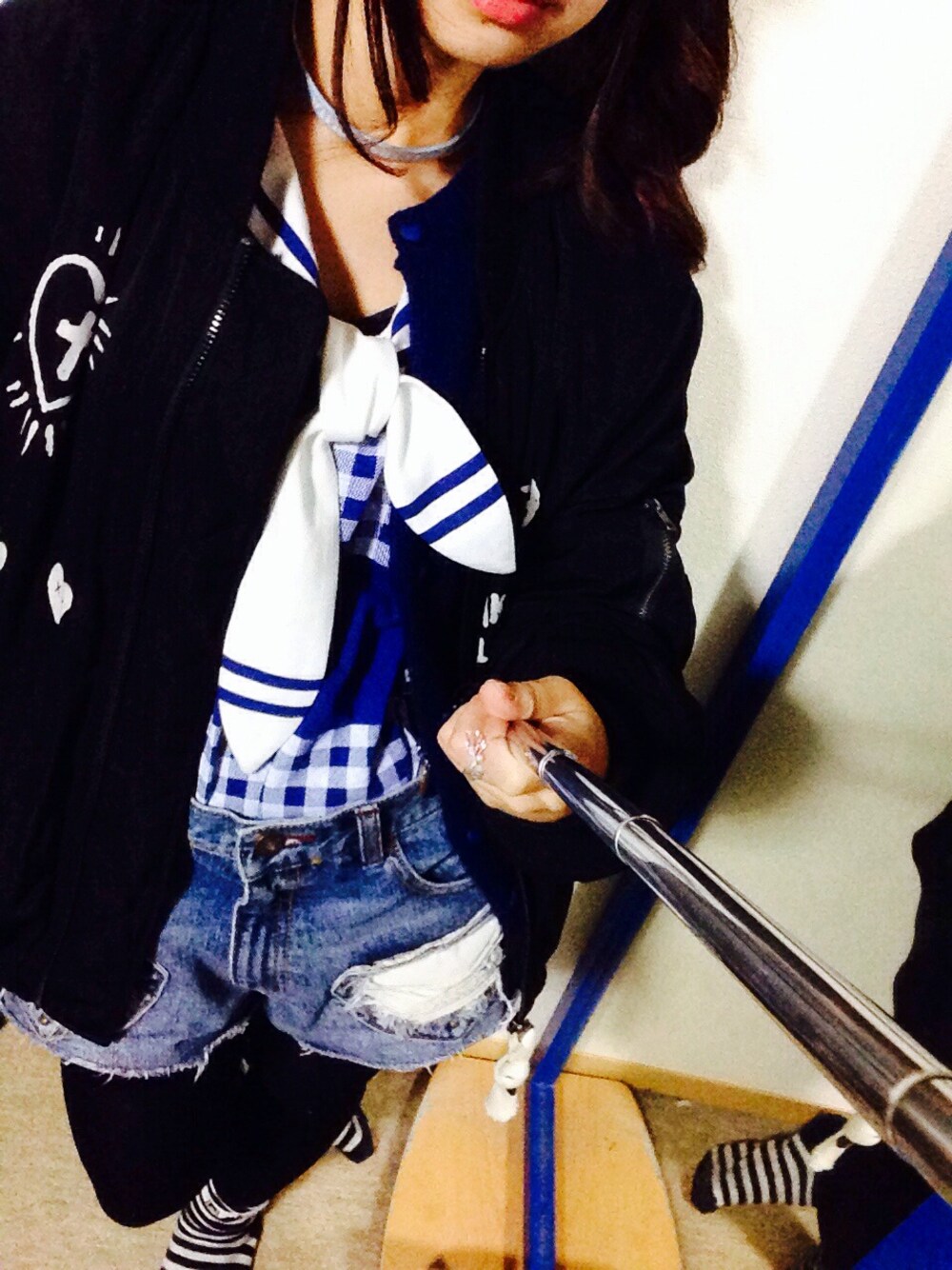 「MA-1、mimmam、Candy Stripper、チョーカー、katie、デニムショートパンツ、セーラー」｜「Candy StripperのLAVABLE CANDY MA-1（ブルゾン、ブラック系）」を使った、玉鈴さん（レディース・146cm）の春コーディネートの1枚目の写真