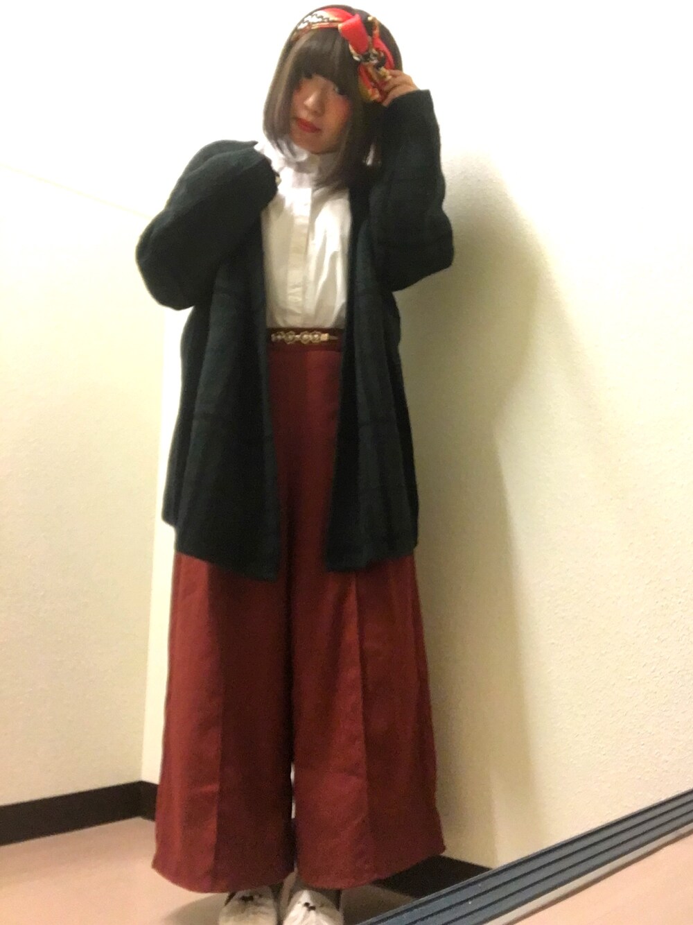 「古着、スカーフ、アレンジ、GU、ニットコーディガン、okinimesmamani、スカンツ、フラットシューズ」｜「VINTAGEのアイテム（バンダナ/スカーフ、レッド系）」を使った、ミヅキさん（レディース・150cm）の秋コーディネートの1枚目の写真