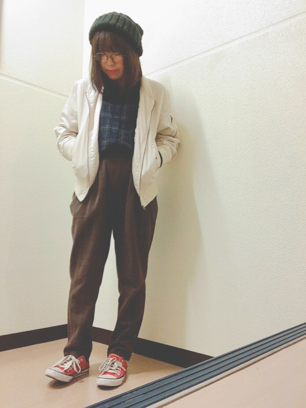 ブルー系のシャツ/ブラウス、ベージュ系のその他アウター、ブラウン系のその他パンツを着用したレディースの秋コーディネートの1枚目の写真