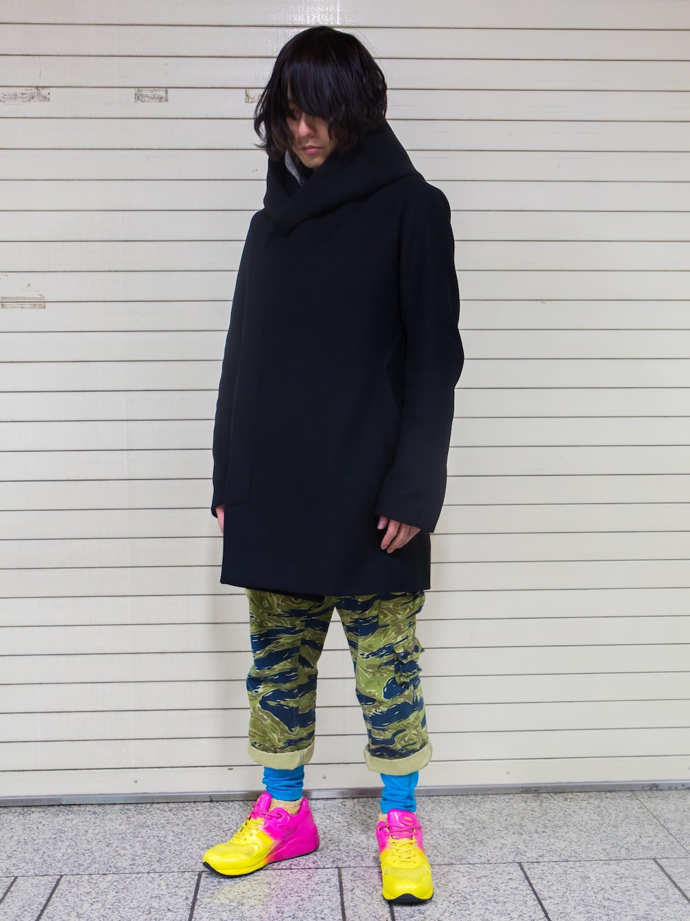 ブラック系のその他アウター、その他のスニーカーを着用したメンズの冬コーディネートの1枚目の写真