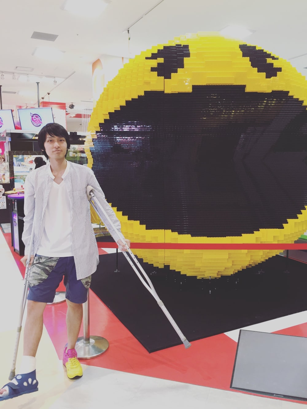 「骨折、パックマン、ピクセル、迷彩、RAGEBLUE、松葉杖、New Balance、ショートパンツ、United Athle」｜「RAGEBLUEの＜トレンドのロング丈＞バンドカラーロングシャツ/560176（シャツ/ブラウス、その他）」を使った、たすくさん（メンズ・178cm）の秋コーディネートの1枚目の写真