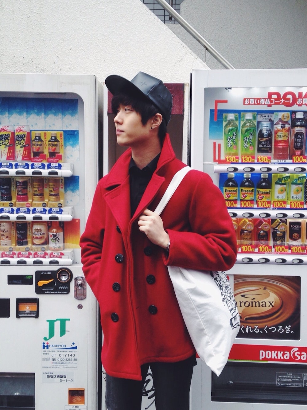 「TOKYO、red、coat、ootd、black、CAP」｜「schottのアイテム（ピーコート、レッド系）」を使った、BSYDさん（メンズ・180cm）の冬コーディネートの1枚目の写真