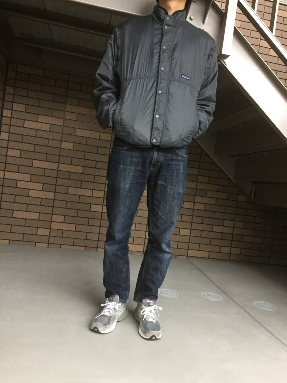 「雨、冬、パタゴニア、アメカジ、ニューバランス、ヴィンテージ、古着」｜「patagoniaのアイテム（その他アウター、ベージュ系）」を使った、Akira0127さん（メンズ・174cm）の秋コーディネートの1枚目の写真