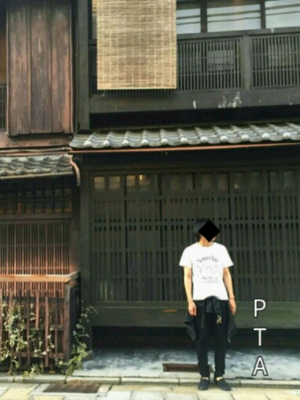 ブラック系のその他パンツ、ホワイト系のTシャツ/カットソー、ブラック系のスリッポンを着用したメンズの春コーディネートの1枚目の写真