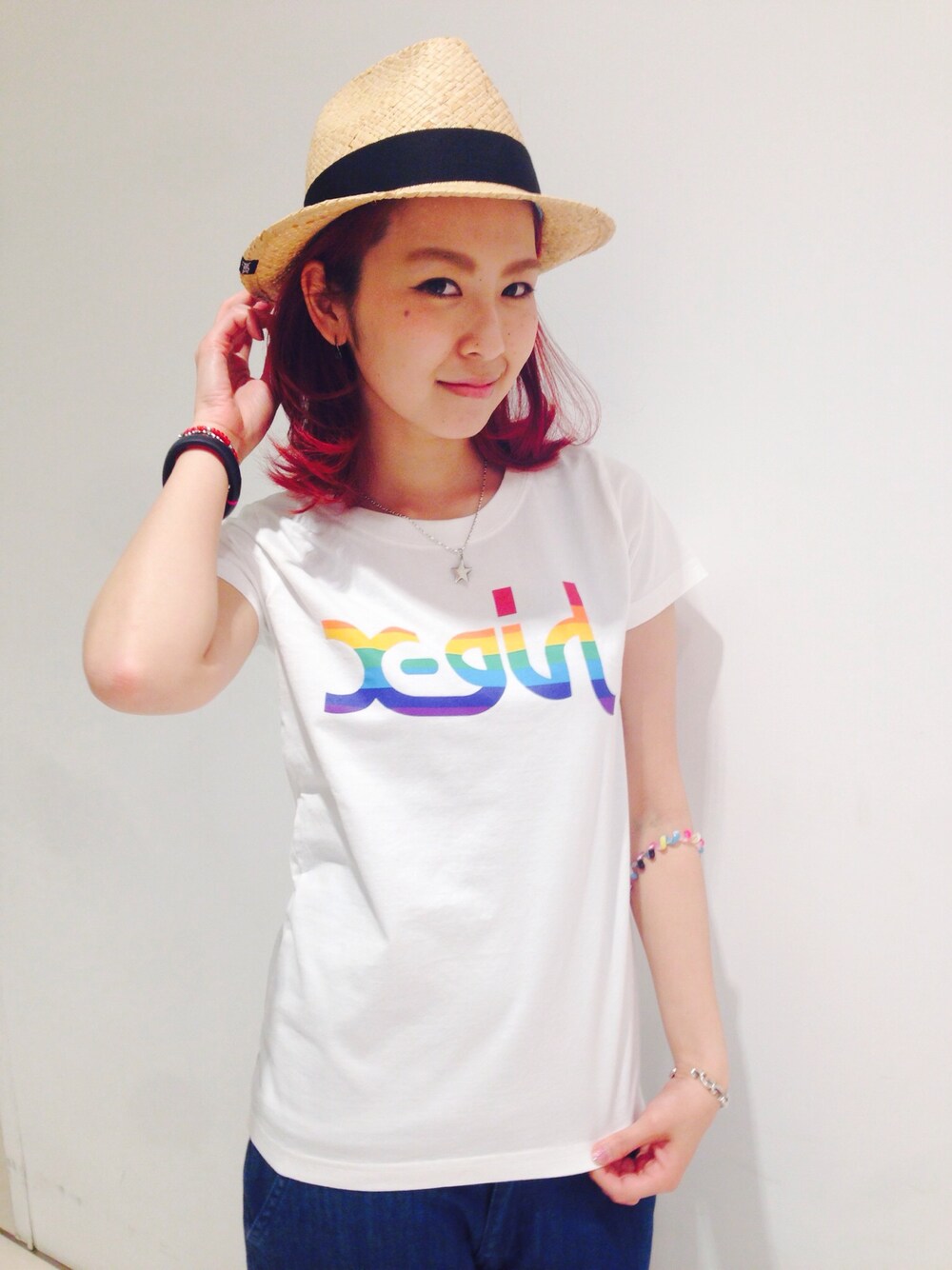 「TEE、x-girl、ロゴTee、LOGO、ティーシャツ、レインボーカラー」｜「X-girlのSTRAW HAT（ハット、ベージュ系）」を使った、中村 えりさん（レディース・164cm）の春コーディネートの1枚目の写真