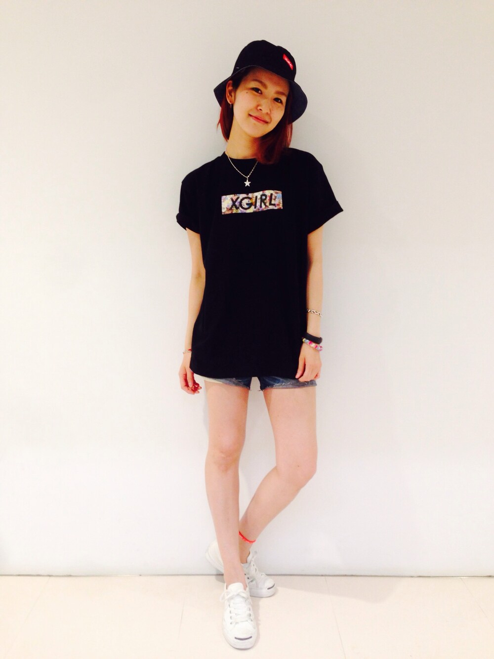 「ロゴT、Tシャツ、x-girl、バケットハット、ショートパンツスタイル、LEEコラボデニム」｜「X-girlのBASIC REVERSIBLE HAT（ハット、ブラック系）」を使った、中村 えりさん（レディース・164cm）の春コーディネートの1枚目の写真