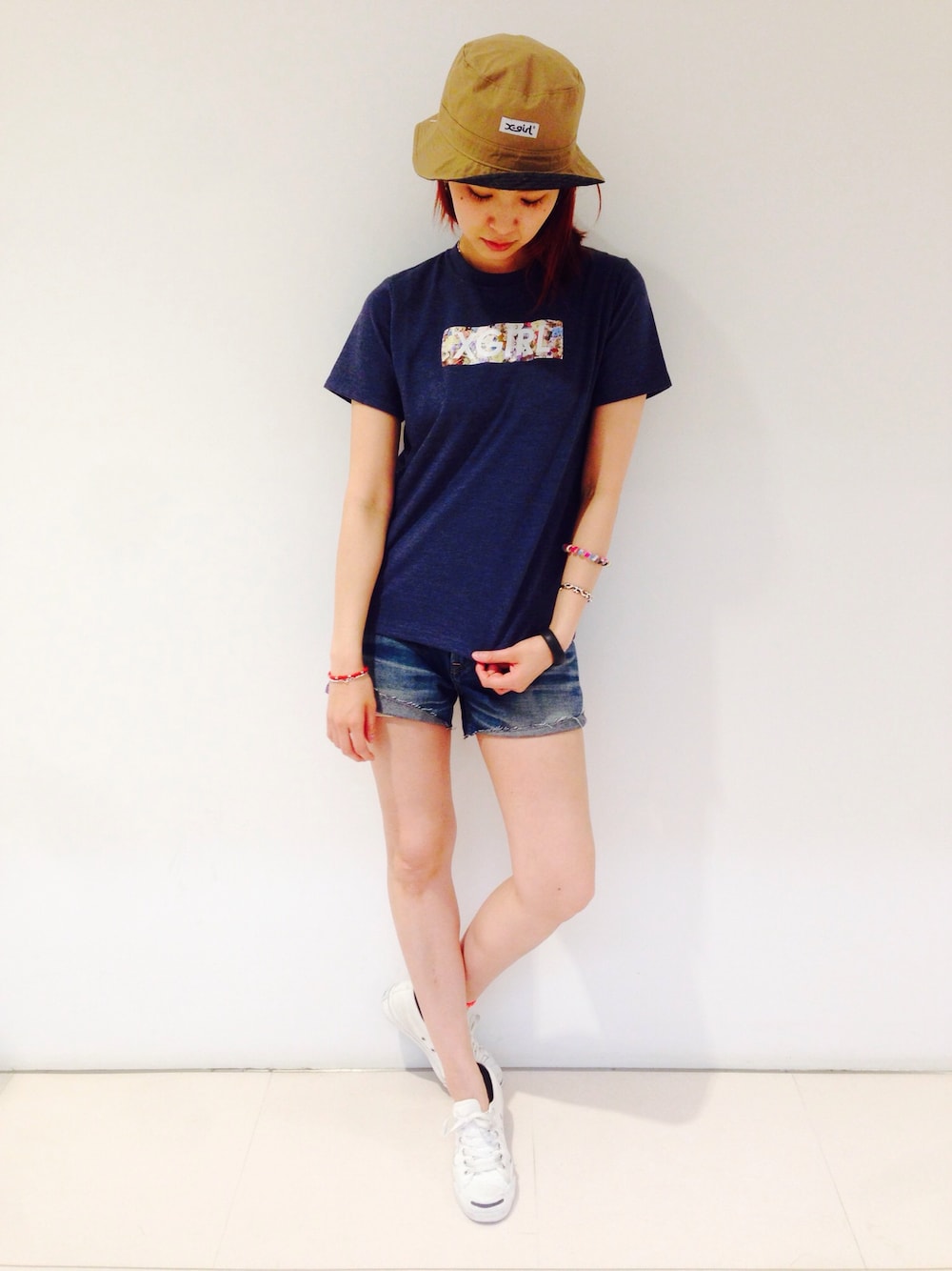 「ロゴT、x-girl、バケットハット、ショートパンツスタイル、Tシャツ 半袖」｜「X-girlのX-girl×LEE SONIA JEAN SHORTS（デニムパンツ、ブルー系）」を使った、中村 えりさん（レディース・164cm）の春コーディネートの1枚目の写真