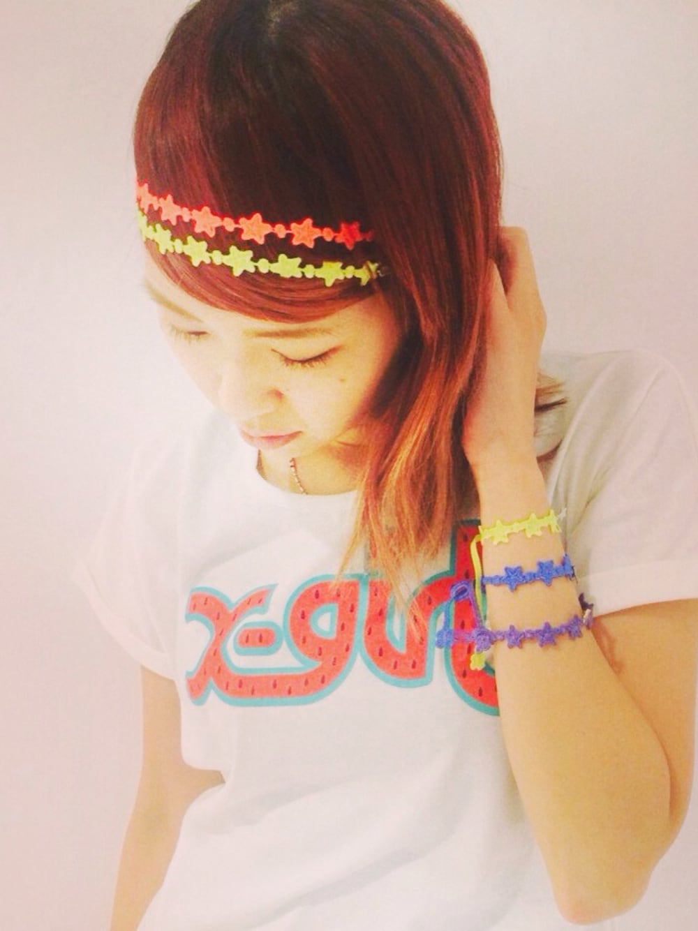 「ロゴT、ヘアバンド、xgirl、x-girl、星、ブレスレット、夏アイテム、スイカ柄」｜「X-girlのBRAIDED STAR HAIR BAND（ヘアバンド、イエロー系）」を使った、中村 えりさん（レディース・164cm）の夏コーディネートの1枚目の写真