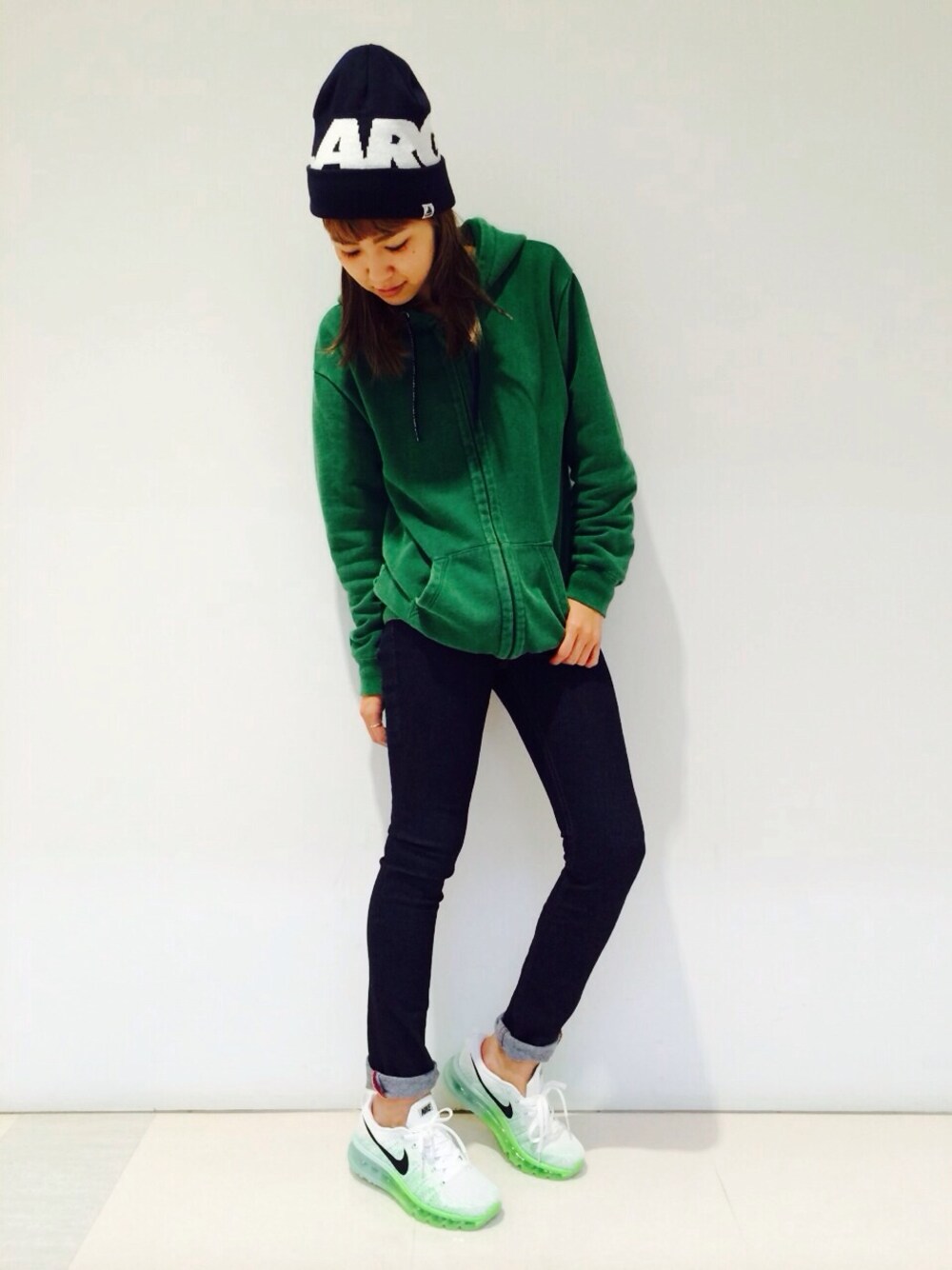 「x-girl、XLARGE、ニット帽、スキニーデニム、NIKE、Nike flyknit、パーカー、メンズライク、グリーン」｜「XLARGEのLOGO CUFF BEANIE（ニットキャップ/ビーニー、ブラック系）」を使った、中村 えりさん（レディース・164cm）の秋コーディネートの1枚目の写真