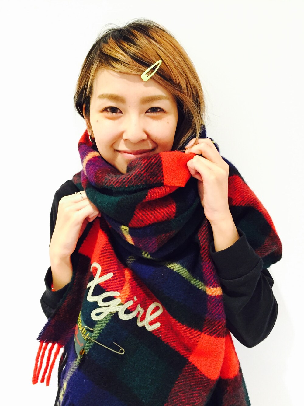 「ストール、マフラー、秋のコーデ、チェック柄、x-girl、マフラーぐるぐる、tweedmill」｜「X-girlのBASIC L/S TOP（Tシャツ/カットソー、ブラック系）」を使った、中村 えりさん（レディース・164cm）の秋コーディネートの1枚目の写真