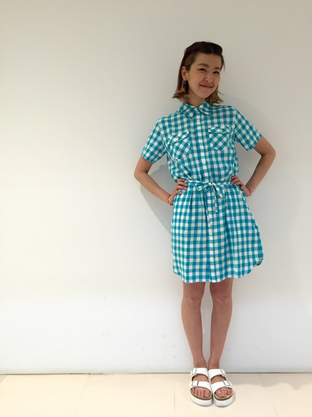 「x-girl、ワンピース、シャツワンピ、ギンガムチェック、エックスガール」｜「X-girlのSUMMER PLAID SHIRT DRESS（シャツワンピース、グリーン系）」を使った、中村 えりさん（レディース・164cm）の春コーディネートの1枚目の写真