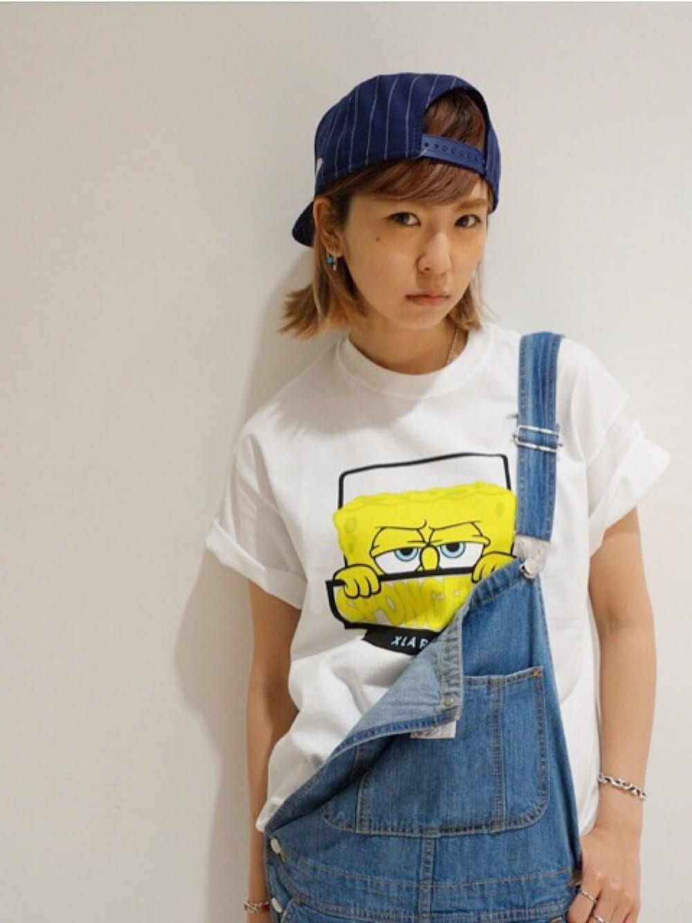 「コラボ、オーバーオール、x-girl、ラングラー、XLARGE、スポンジボブ」｜「XLARGEのXLARGE×SPONGE BOB S/S T SPONGE BOB OG / スポンジ・ボブ（Tシャツ/カットソー、ホワイト系）」を使った、中村 えりさん（レディース・164cm）の春コーディネートの1枚目の写真
