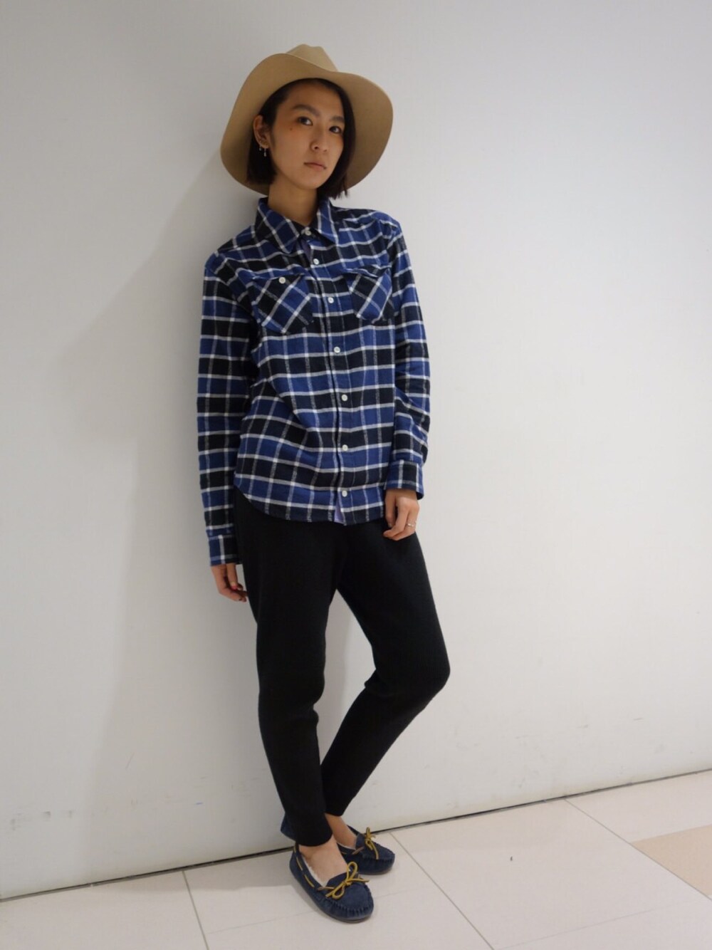 「x-girl、シャツ、ニットパンツ、シンプル、オトナカジュアル」｜「X-girlのSHAGGY PLAID SHIRT（シャツ/ブラウス、ブルー系）」を使った、中村 えりさん（レディース・165cm）の秋コーディネートの1枚目の写真