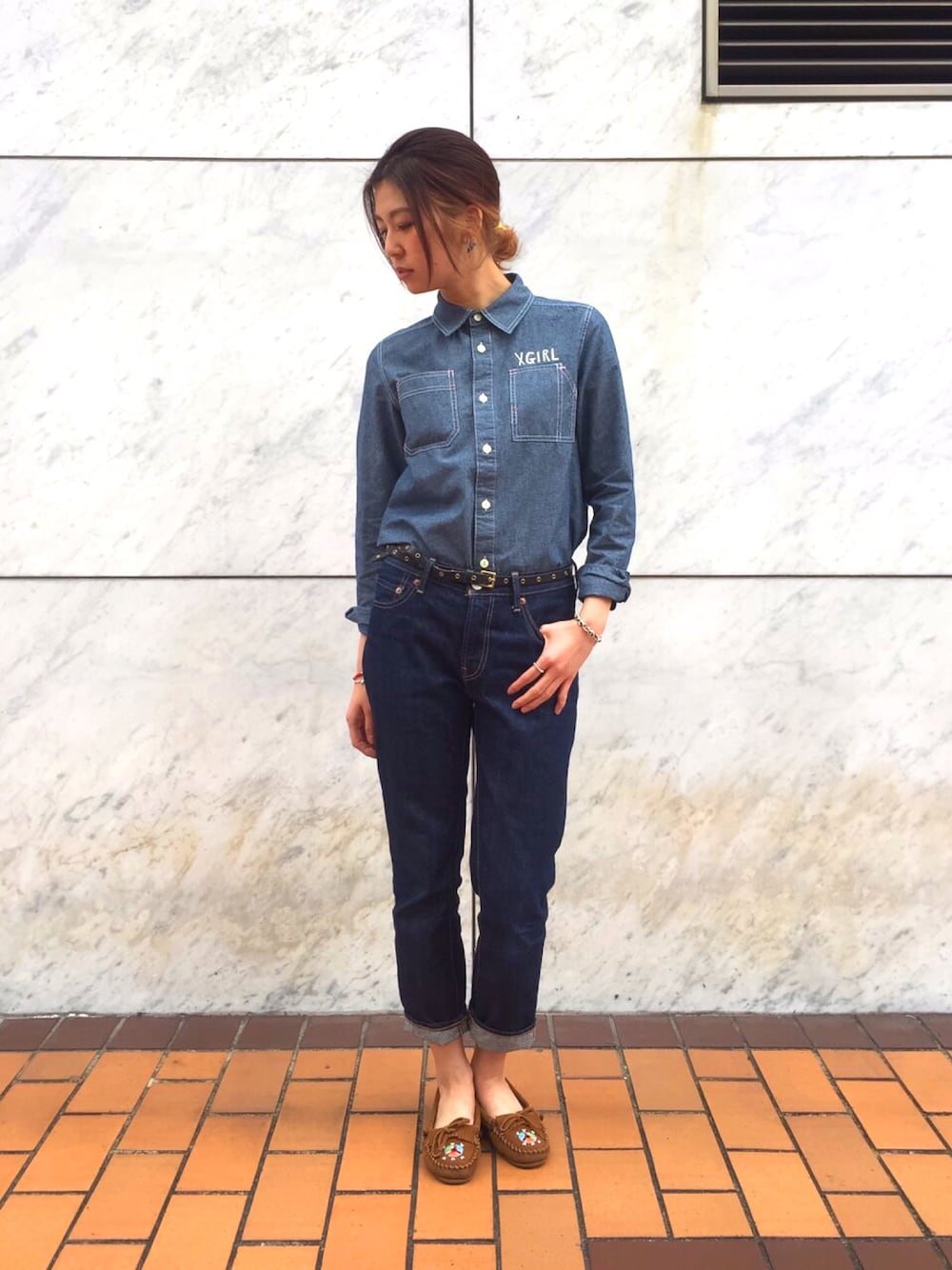 「シャンブレーシャツ、x-girl、春、デニム、シンプル、ミネトンカ、町田」｜「X-girlのEMBROIDERED CHAMBRAY SHIRT（シャツ/ブラウス、ブルー系）」を使った、中村 えりさん（レディース・164cm）の冬コーディネートの1枚目の写真