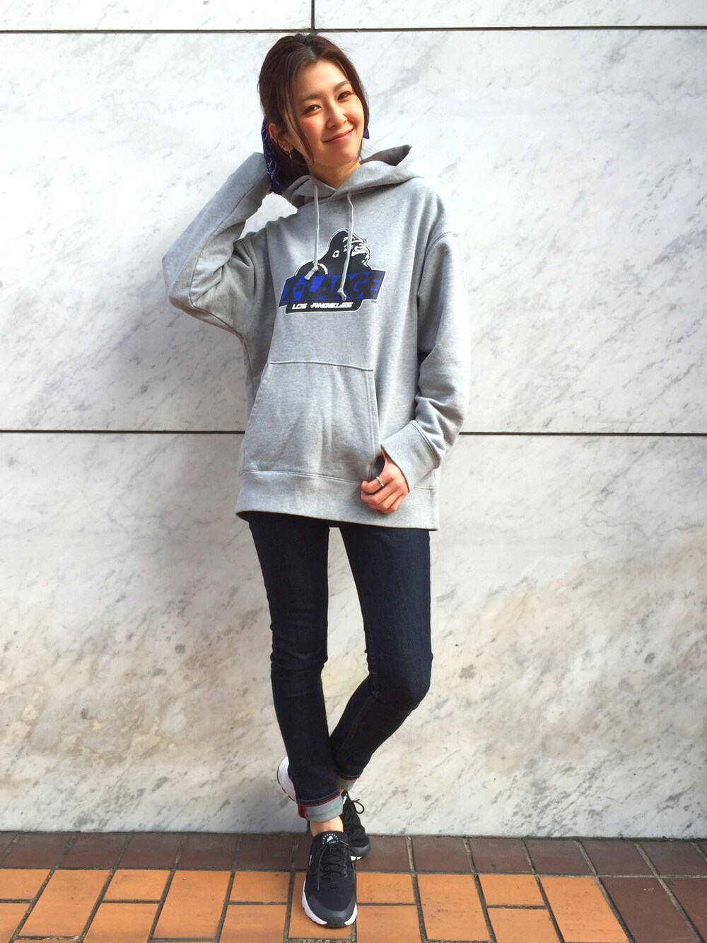 「x-girl、XLARGE、OG、プルオーバー、パーカー、町田、NIKE」｜「XLARGEのOLD OG PULLOVER HOODED SWEAT（パーカー、グレー系）」を使った、中村 えりさん（レディース・164cm）の冬コーディネートの1枚目の写真