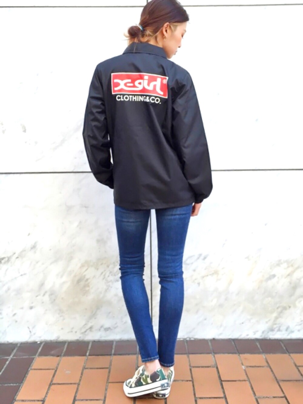 「x-girl、コーチジャケット、coach jacket、デニム、スキニーデニム、バックプリント、原宿、ラフォーレ原宿」｜「X-girlのBOX LOGO COACH JACKET（ブルゾン、ブラック系）」を使った、中村 えりさん（レディース・164cm）の春コーディネートの1枚目の写真