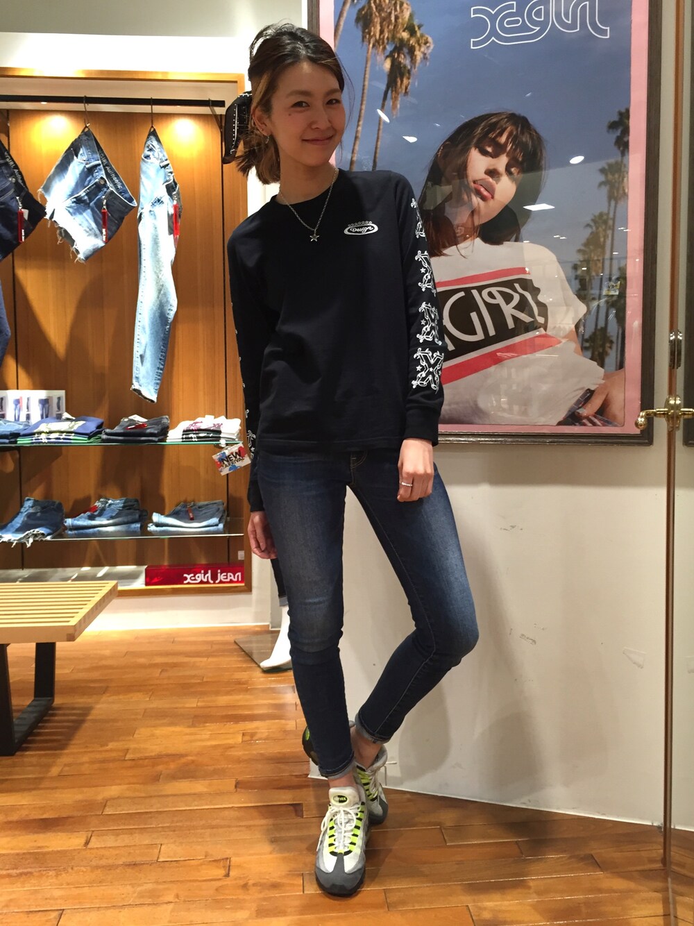 「x-girl、7STARS DESIGN、コラボ、春服、原宿、ラフォーレ原宿、おすすめ、デニム、ロンティー、ストリート」｜「X-girlの【mini4月号/高橋愛さん着用】"XGL WEEL CO." DESIGN L/S TEE（Tシャツ/カットソー、ブラック系）」を使った、中村 えりさん（レディース・164cm）の春コーディネートの1枚目の写真