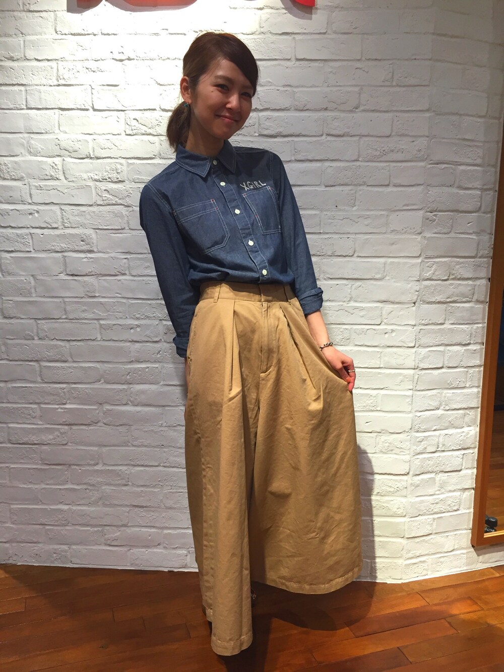 「スカーチョ、スカーチョコーデ、x-girl、原宿、ラフォーレ原宿、シャンブレーシャツ」｜「X-girlのEMBROIDERED CHAMBRAY SHIRT（シャツ/ブラウス、ブルー系）」を使った、中村 えりさん（レディース・164cm）の春コーディネートの1枚目の写真