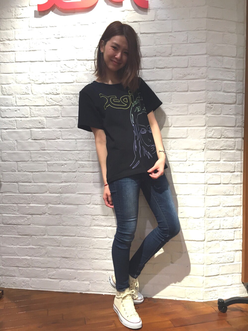 「x-girl、デニム、TEE、Tシャツ、ラフォーレ原宿、原宿、ストリート、コンバース」｜「X-girlのFACE S/S BIG TEE（Tシャツ/カットソー、ブラック系）」を使った、中村 えりさん（レディース・164cm）の春コーディネートの1枚目の写真