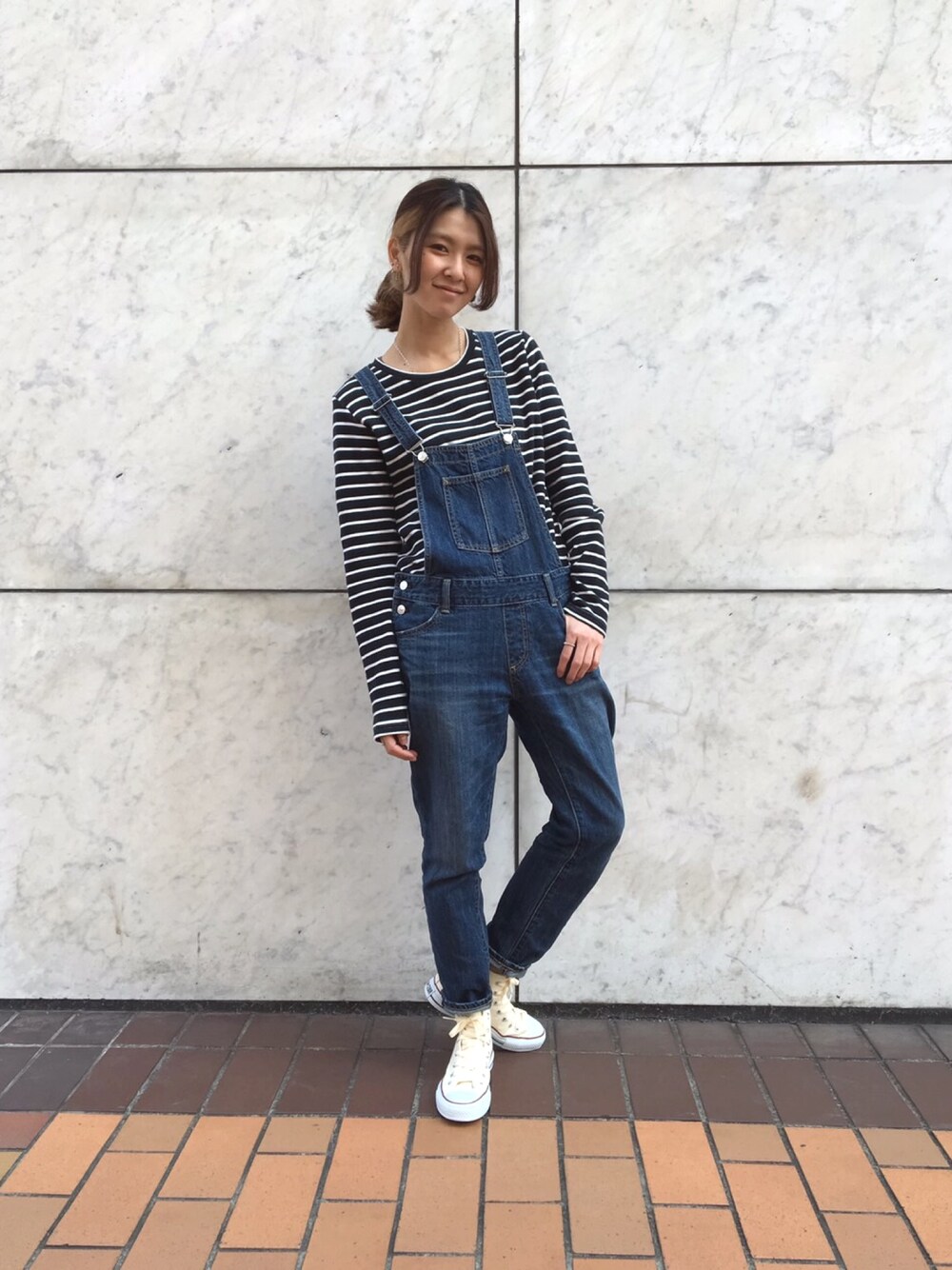 「サロペット、デニム、ボーダー、コンバース、原宿、ラフォーレ原宿、ストリート、x-girl」｜「X-girlの【X-girl Jean】DENIM SALOPETTE PANTS（つなぎ/オールインワン、ブルー系）」を使った、中村 えりさん（レディース・164cm）の春コーディネートの1枚目の写真