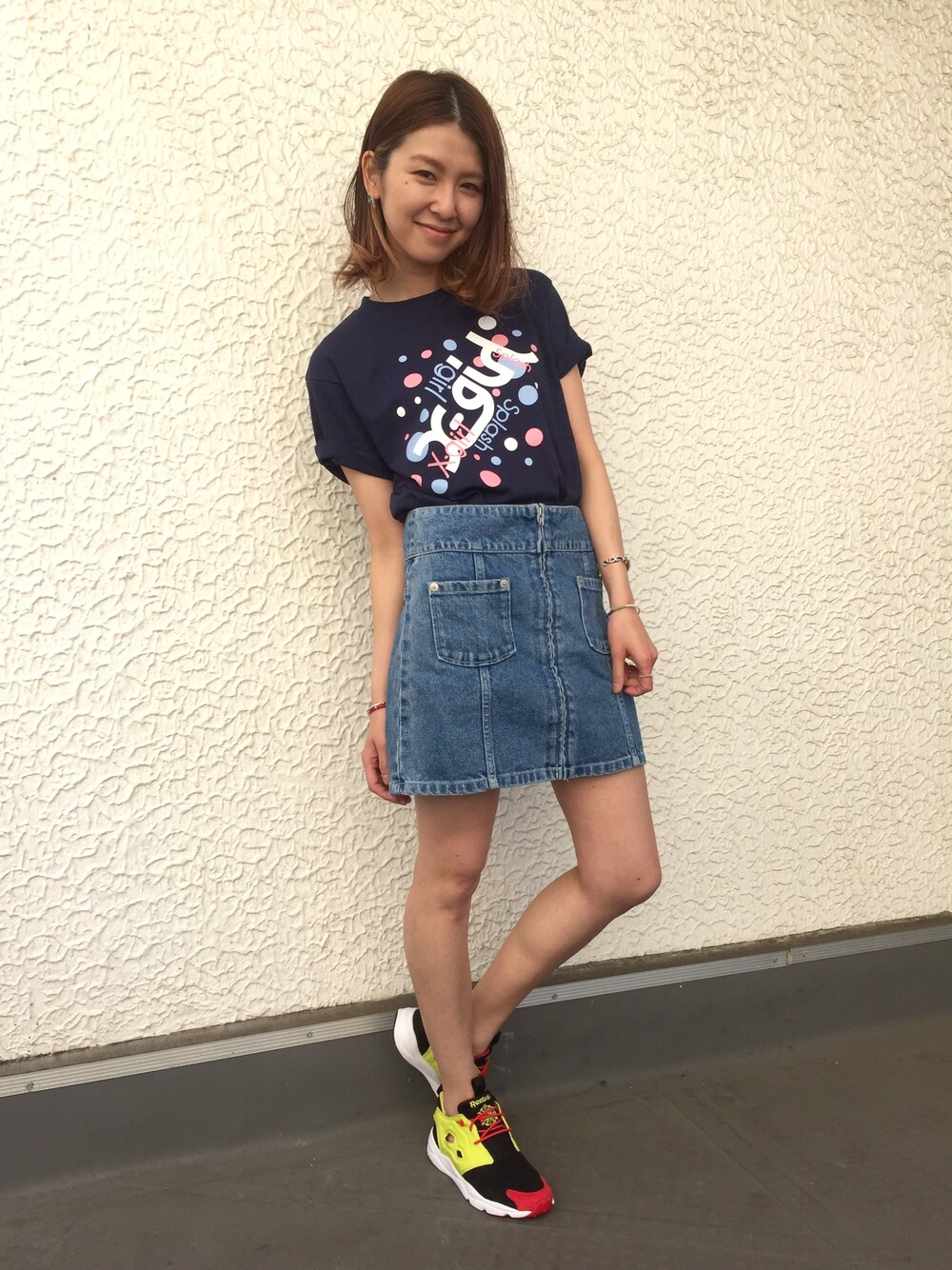 「x-girl、Tシャツ、ロゴT、スカート、原宿、ストリート、ラフォーレ原宿、reebok、リーボック(Reebok)」｜「X-girlのTOMBOY DENIM SKIRT（デニムスカート、ブルー系）」を使った、中村 えりさん（レディース・164cm）の春コーディネートの1枚目の写真