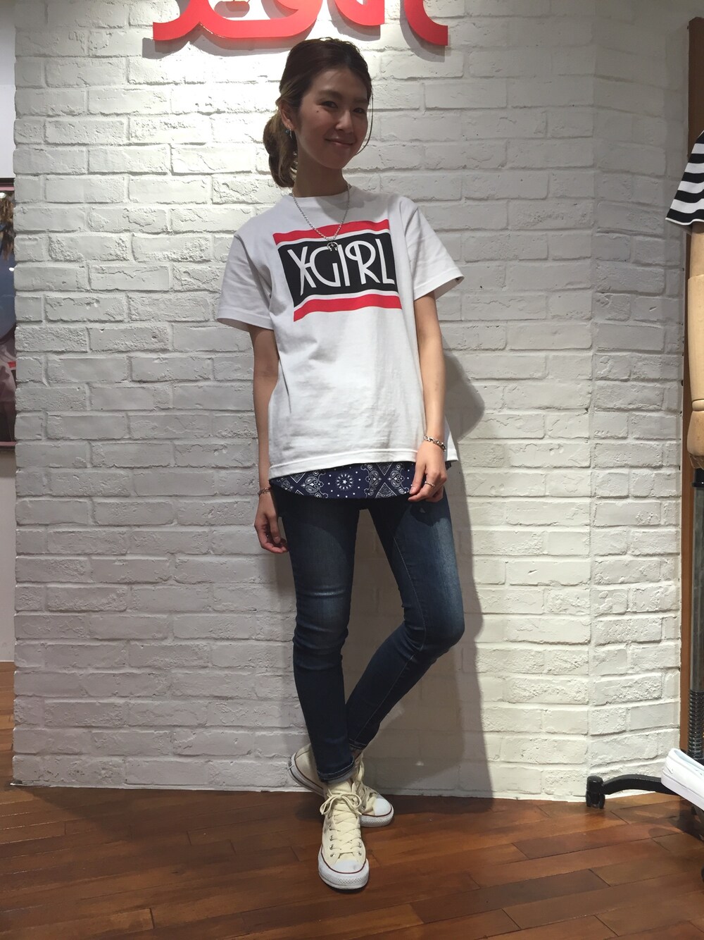 「x-girl、バンダナ、Tシャツ、ストリート、原宿、ラフォーレ原宿、ロゴT」｜「X-girlのSQUARE LOGO S/S BIG TEE（Tシャツ/カットソー、ブラック系）」を使った、中村 えりさん（レディース・164cm）の春コーディネートの1枚目の写真