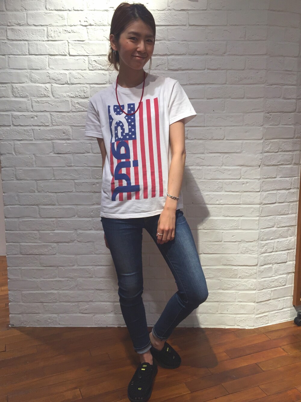 「x-girl、原宿、ラフォーレ原宿、ストリート、サンダル、keen、スキニーデニム、TEE、星条旗」｜「X-girlのAMERICAN FLAG GIRL S/S TEE /Tシャツ/半袖/ロゴ/プリント/シンプル（Tシャツ/カットソー、ホワイト系）」を使った、中村 えりさん（レディース・164cm）の春コーディネートの1枚目の写真