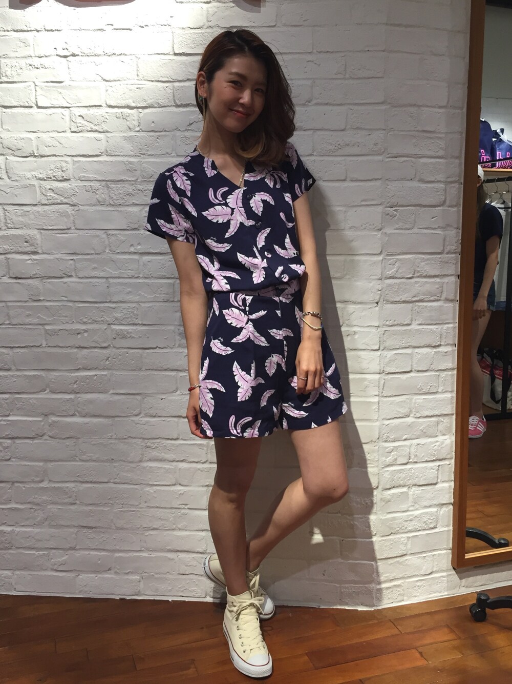 「x-girl、アロハシャツ、原宿、ストリート、オトナカジュアル、ラフォーレ原宿、柄シャツ」｜「X-girlのALOHA ROMPERS /ロンパース/オールインワン/ワンピース/サロペット/ワンピース/アロハ柄/ショート丈/半袖/シャツ素材/テロ感/夏/ビーチ/リゾート（つなぎ/オールインワン、ブルー系）」を使った、中村 えりさん（レディース・164cm）の春コーディネートの1枚目の写真