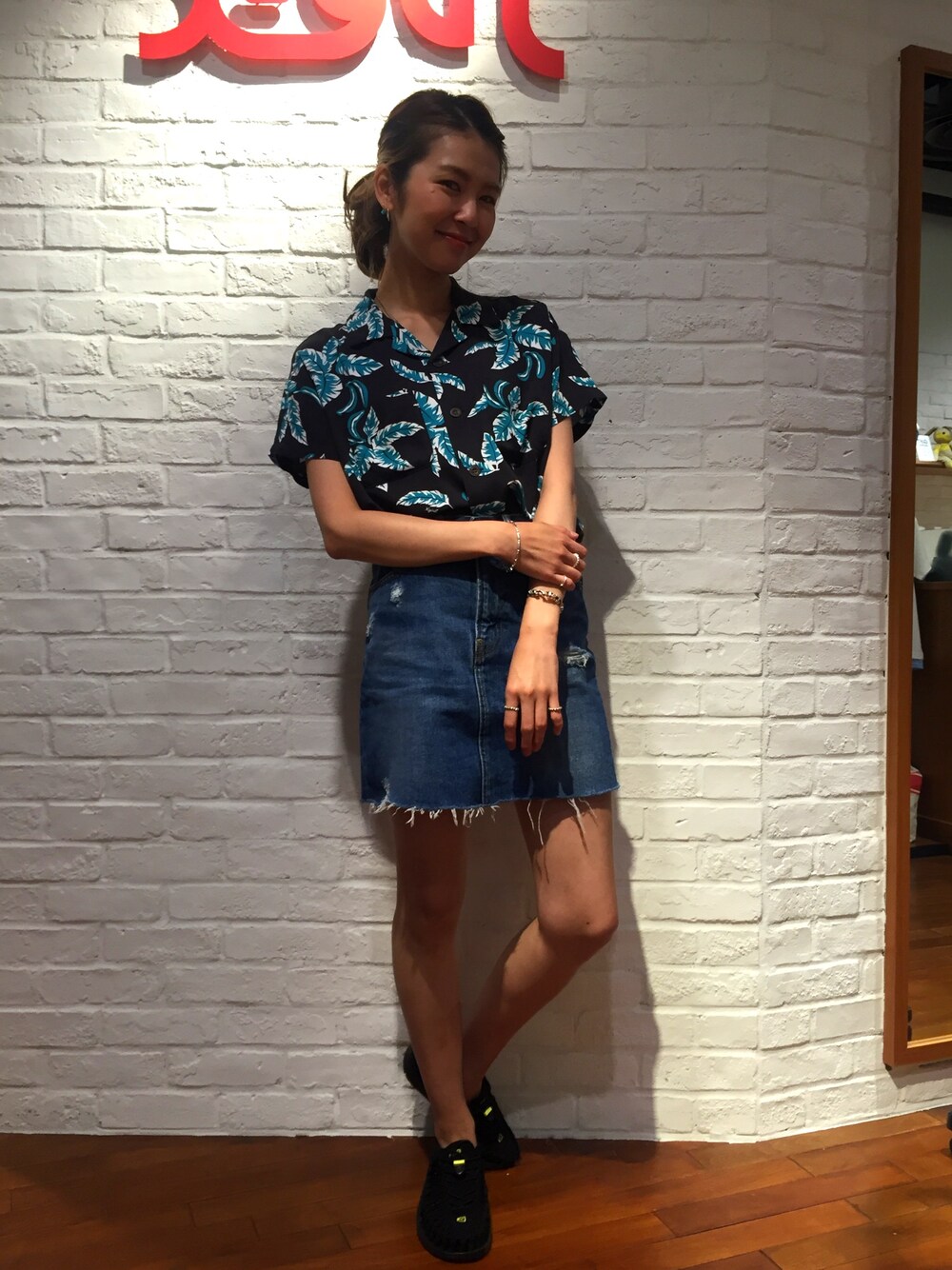 「アロハシャツ、デニムスカート、x-girl、ストリート、原宿、ラフォーレ原宿、夏」｜「X-girlの【X-girl Jean】DISTRESSED DENIM SKIRT（デニムスカート、ブルー系）」を使った、中村 えりさん（レディース・164cm）の春コーディネートの1枚目の写真