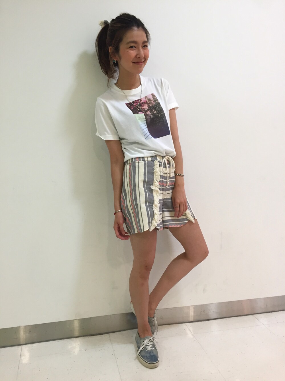 「x-girl、メキシカン、ラフォーレ原宿、原宿、ストリート、夏服、ショートパンツ、フォトT、Tシャツ」｜「X-girlのDAYDREAM S/S TEE /Tシャツ/TEE/フォトプリント/花/フラワーモチーフ/夏/半袖（Tシャツ/カットソー、その他）」を使った、中村 えりさん（レディース・164cm）の夏コーディネートの1枚目の写真