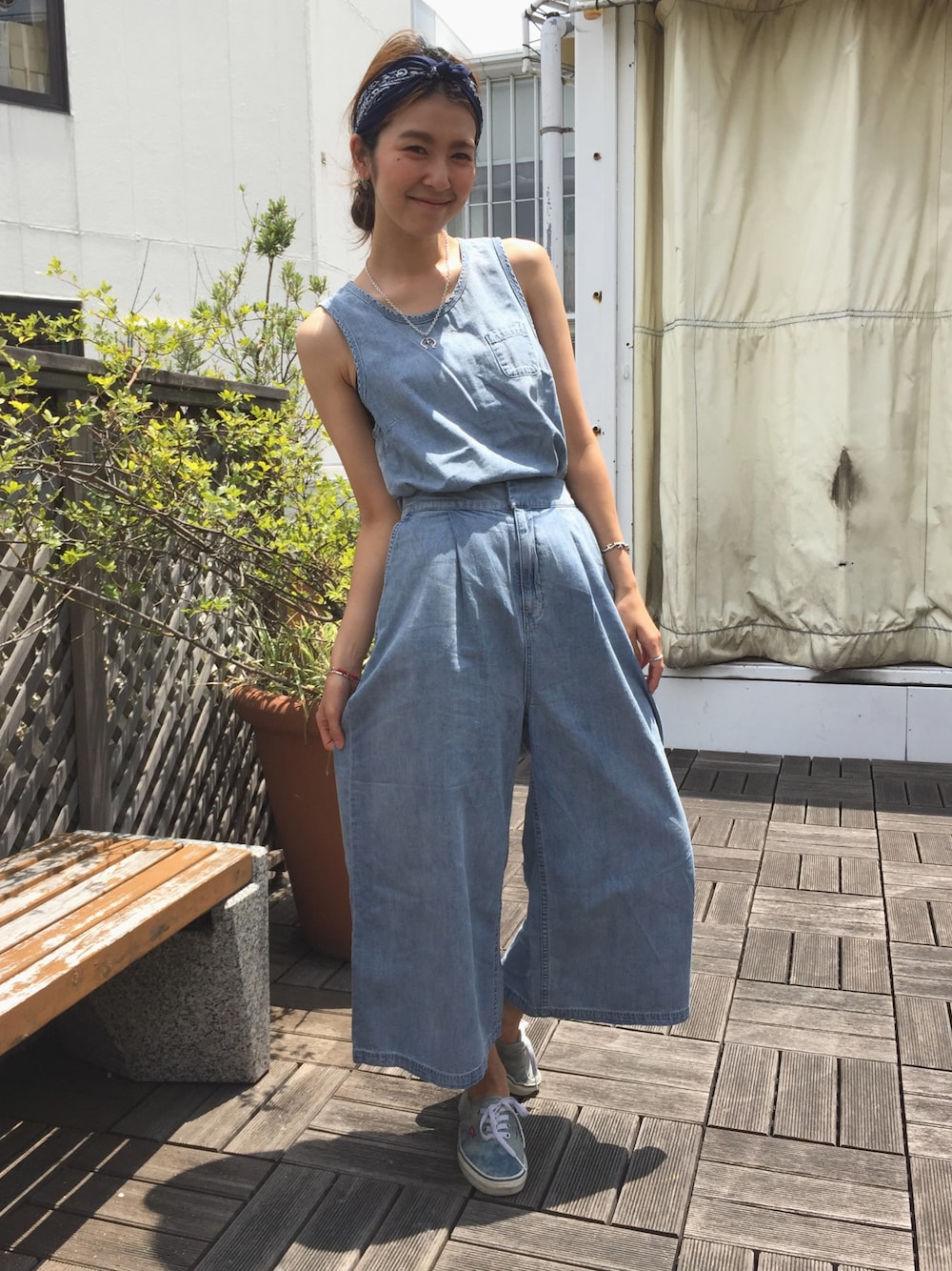 「x-girl、セットアップ、バギーパンツ、原宿、ラフォーレ原宿、夏コーデ、カジュアルコーデ、ootd、ゆるコーデ、おだんごヘアー」｜「X-girlのLIGHTWEIGHT DENIM LONG GATHERED PANTS /パンツ/薄め素材/テロ感/トレンド/夏/半端丈/ゆったりサイズ（デニムパンツ、ブルー系）」を使った、中村 えりさん（レディース・164cm）の夏コーディネートの1枚目の写真