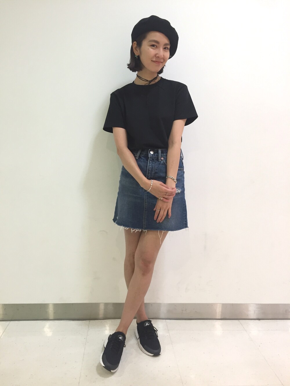 「カジュアルコーデ、シンプル、x-girl、ラフォーレ原宿、原宿、ブラック、ナイキ、ストリート」｜「X-girlの【X-girl Jean】DISTRESSED DENIM SKIRT（デニムスカート、ブルー系）」を使った、中村 えりさん（レディース・164cm）の夏コーディネートの1枚目の写真