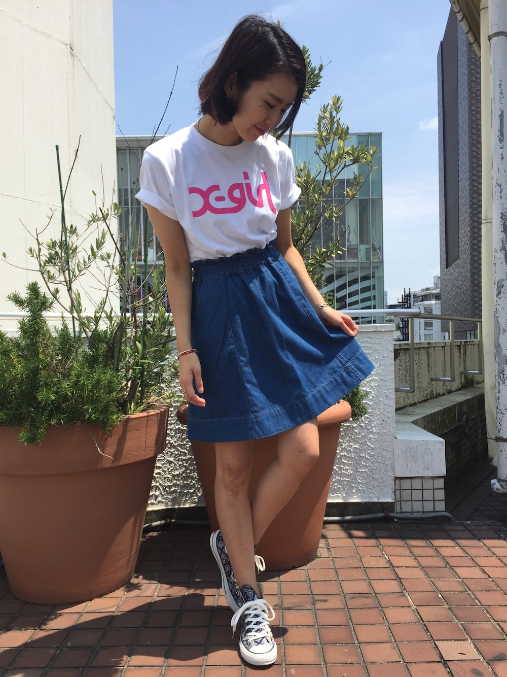 「x-girl、夏コーデ、TEE、ティーシャツ、原宿、ラフォーレ原宿、ガーリー、カジュアル」｜「X-girlのEMBOSS STAR LOGO S/S TEE /Tシャツ/TEE/ミルズロゴ/星柄/エンボスプリント/半袖（Tシャツ/カットソー、ホワイト系）」を使った、中村 えりさん（レディース・164cm）の夏コーディネートの1枚目の写真