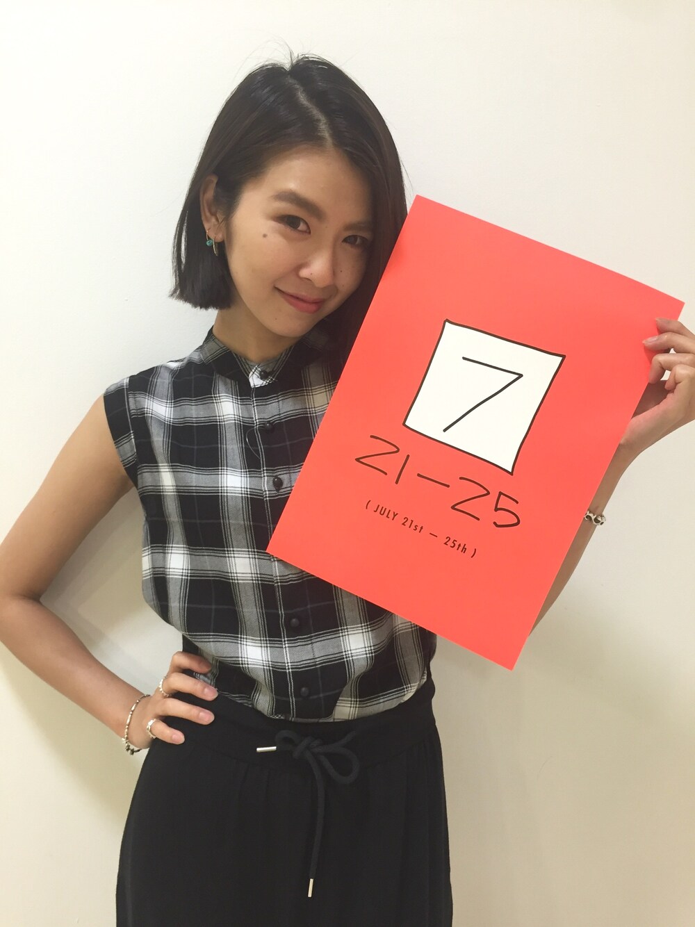 「x-girl、ラフォーレ原宿、セール、原宿、ストリート」｜「X-girlのPLAID SLEEVELESS SHIRT /シャツ/ブラウス/チェック/シンプル/刺繍/袖なし/ノースリーブ（シャツ/ブラウス、ブラック系）」を使った、中村 えりさん（レディース・164cm）の夏コーディネートの1枚目の写真