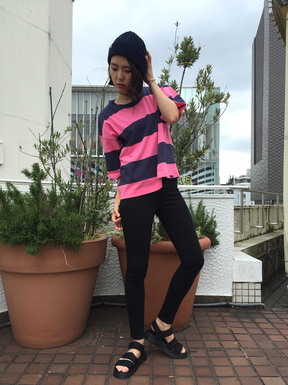 「シンプル、x-girl、ボーダー、ニット帽、スキニーデニム、ストリート、原宿、ゆったりコーデ」｜「X-girlのWIDE STRIPED TEE /ストライプ/太めボーダー/トップス/半袖/Tシャツ/TEE/シンプル（Tシャツ/カットソー、ピンク系）」を使った、中村 えりさん（レディース・164cm）の夏コーディネートの1枚目の写真