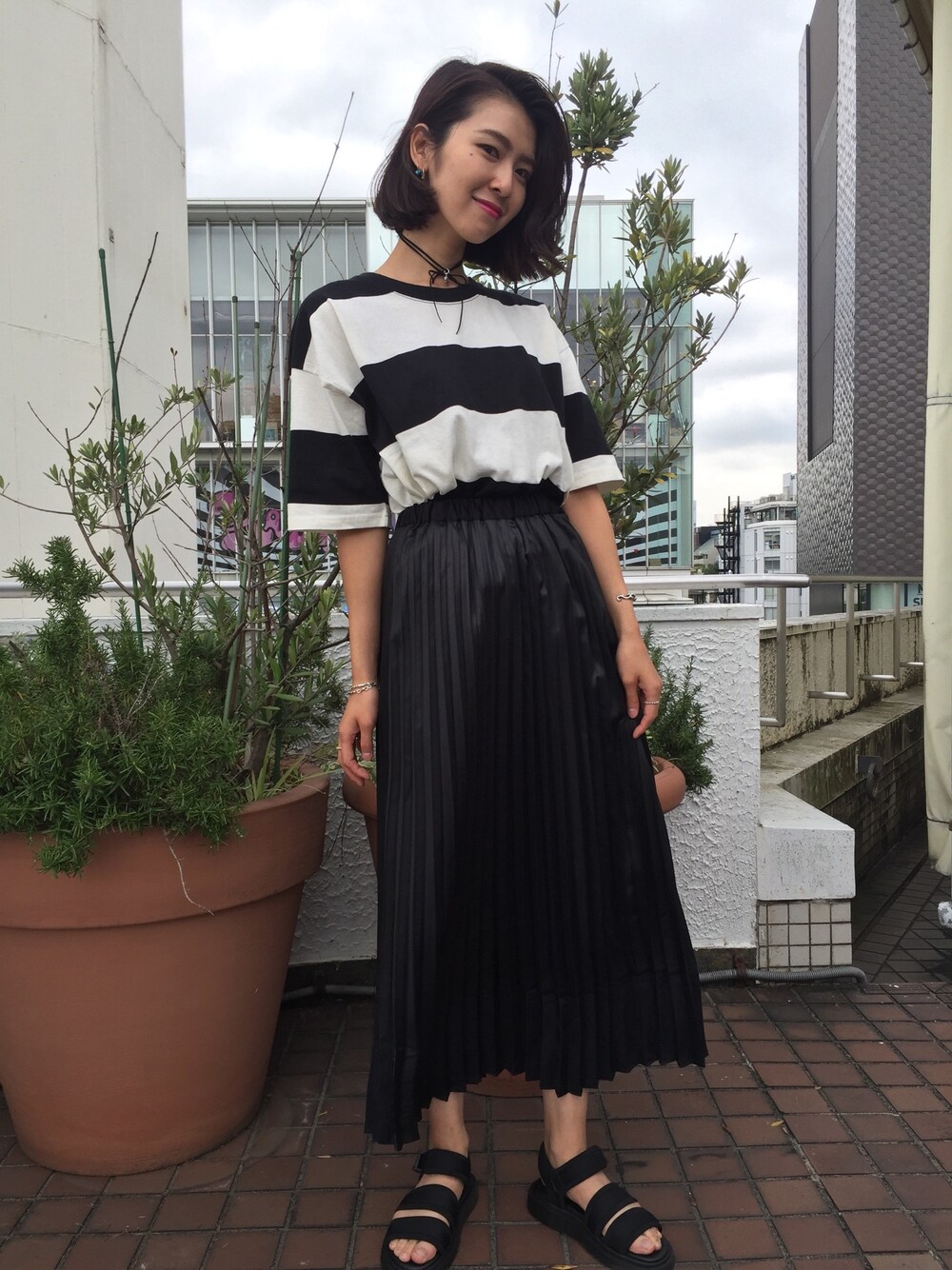 「大人カジュアル、x-girl、原宿、モード、ボーダー、プリーツスカート、ストリート」｜「X-girlのWIDE STRIPED TEE /ストライプ/太めボーダー/トップス/半袖/Tシャツ/TEE/シンプル（Tシャツ/カットソー、ホワイト系）」を使った、中村 えりさん（レディース・164cm）の夏コーディネートの1枚目の写真