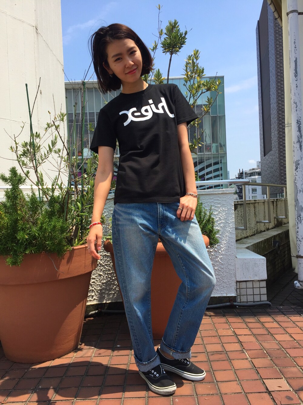 「x-girl、夏、ボーイッシュ、原宿、ストリート、ボーイフレンドデニム、Tシャツ、Tシャツ×デニム、ラフォーレ原宿、黒」｜「X-girlのEMBOSS STAR LOGO S/S TEE /Tシャツ/TEE/ミルズロゴ/星柄/エンボスプリント/半袖（Tシャツ/カットソー、ブラック系）」を使った、中村 えりさん（レディース・164cm）の夏コーディネートの1枚目の写真